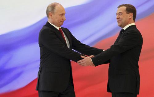 «Перхоть президента»: За счет дружбы Путина и Нелли Кобзон, Медведев расшевелит свой «мертвый» рейтинг - инсайдеры - «Политика»