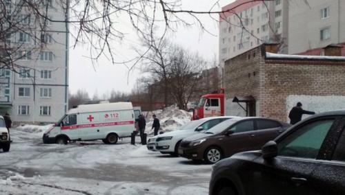 «Чуть не поглотила»: В Сергиевом Посаде вызволяли из дорожной ямы три такси и «скорую» - «Происшествия»