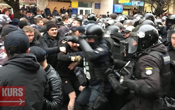 На митинге Порошенко подрались Нацкорпус и полиция - «ДНР и ЛНР»