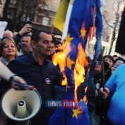 В Сербии сожгли флаги ЕС и НАТО в годовщину бомбардировок - «ДНР и ЛНР»