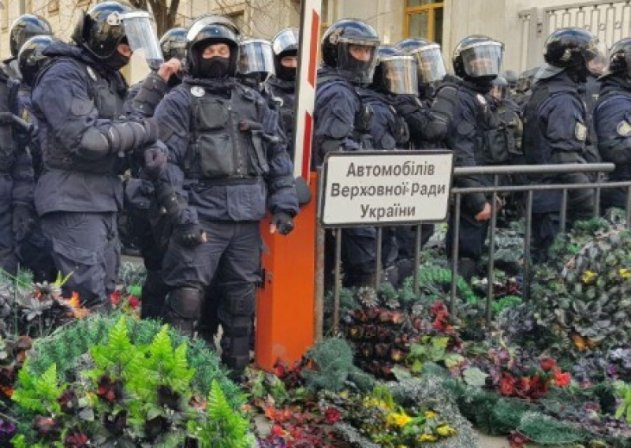 «Похороны власти»: Националисты «подарили» силовикам похоронные венки - «ДНР и ЛНР»