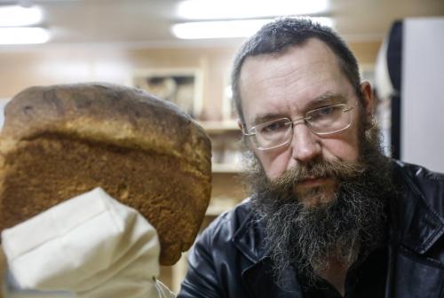 Икра - больше не деликатес? Герман Стерлигов открыл в лесу хлебный магазин «для бедных» - «Общество»