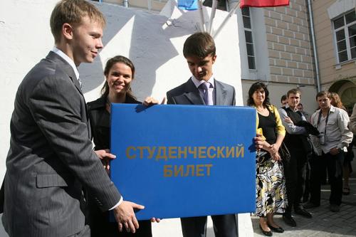 Подставить другую щеку: Вслед за пенсионной реформой в России могут лишить льгот студентов - «Новости»