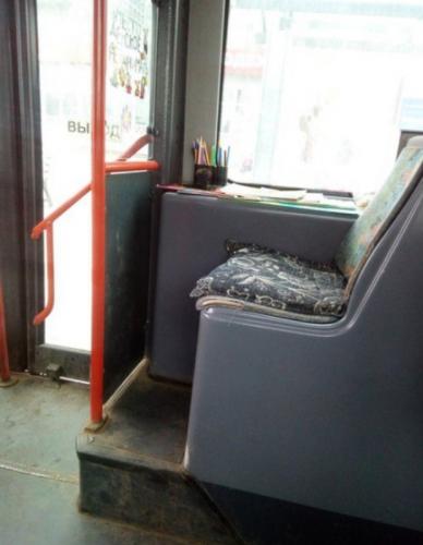 Детский трон в автобусе: В Московских автобусах предвещается битва за детское место с раскрасками - «Новости»