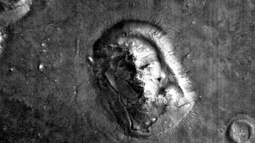 Марсиане – существуют: На Марсе найден гигантский ангар в форме трёхглазого лица пришельца. - «Новости»