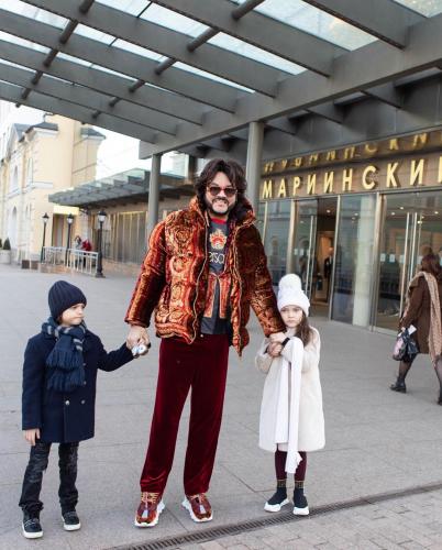 «В глазах нет радости» - фанаты осудили Киркорова за «несчастных» детей - «Культура»