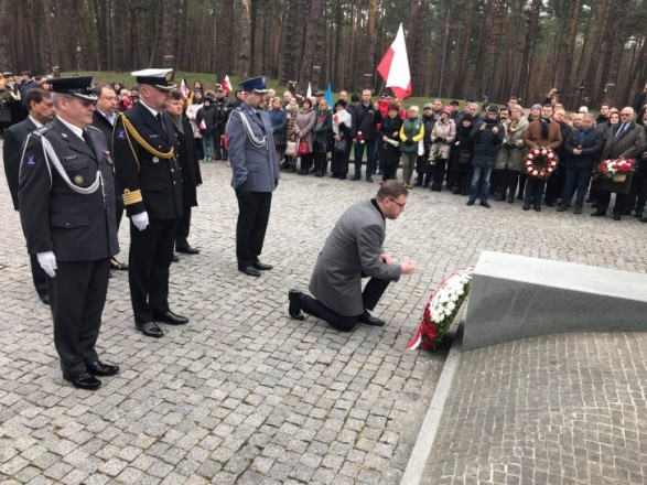 Под Киевом почтили память жертв Катынской трагедии - «Новости»
