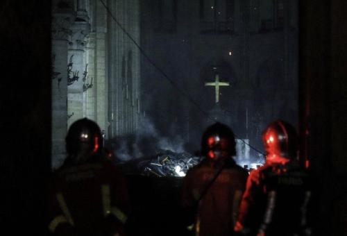 Слезы Парижской Богоматери: католики вышли с молитвами и песнями к горящему Нотр-Даму - «Общество»
