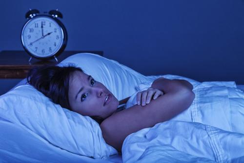 Бессонница в летнюю ночь: Британские ученые рассказали, как заснуть в сильную жару - «Новости»