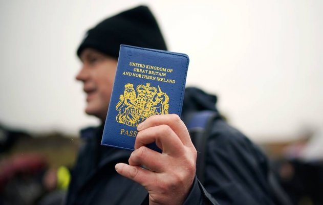 Британцы начали получать паспорта без слов "Европейский союз" на обложке - «ДНР и ЛНР»