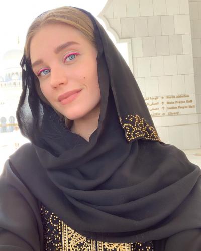 «Живот втягивать не надо» - Асмус в мусульманском платье намекнула на вторую беременность - «Культура»