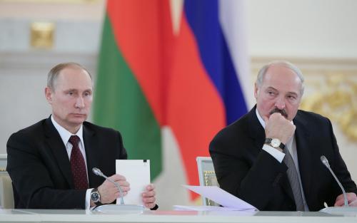 Паника и паранойя: Лукашенко может бояться, что Путин «проглотит» его вместе с Беларусью - «Новости»