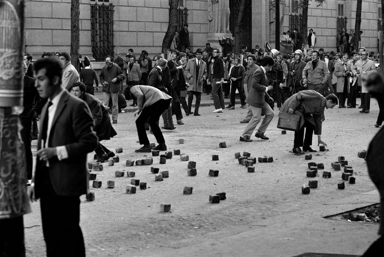 Фото 1968 года. Студенческие волнения во Франции в 1968. Париж 1968 студенческие бунты. Студенческие беспорядки в Париже 1968. Париж май 1968.