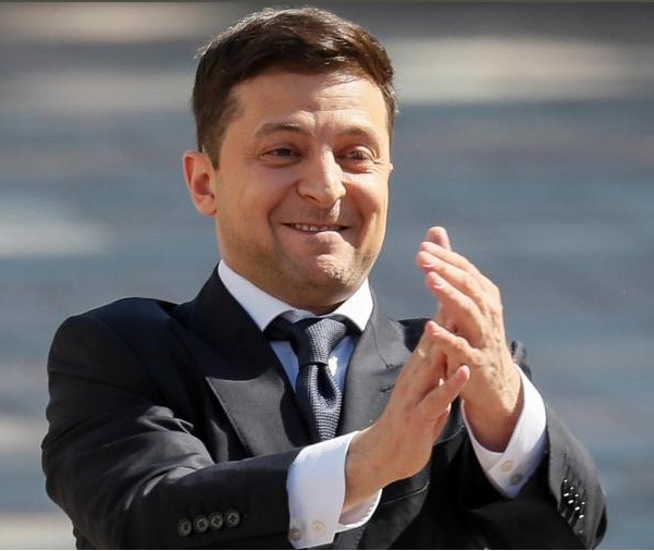 Скачут и танцуют все! Зеленский станцевал на сцене "Лиги смеха" и снова поцеловал Кошевого в лысину - «ДНР и ЛНР»