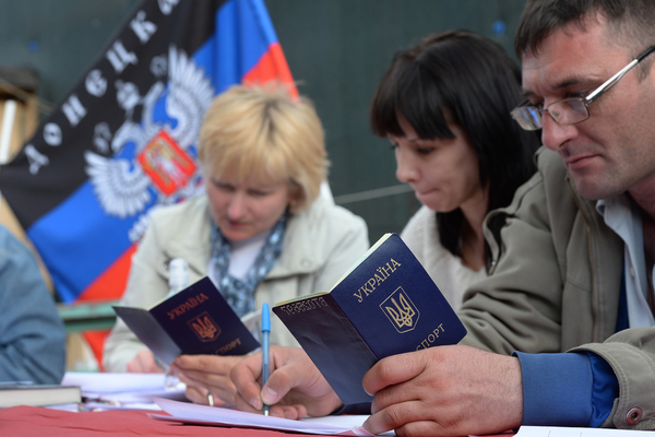 «Рускій мір» для обраних: як у Донецьку і Луганську роздають російські паспорта - «Новости»