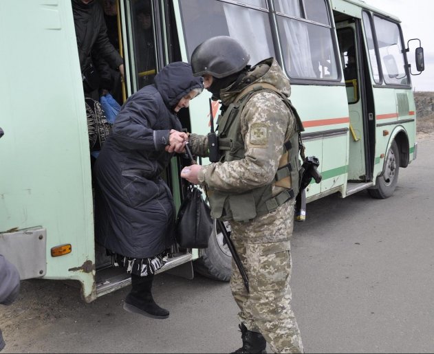 На КПВВ «Марьинка» украинским пограничникам предлагали взятку российскими рублями - «Новости»
