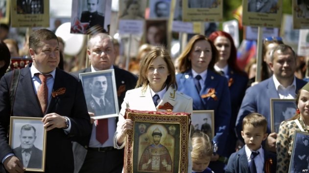 Драка в крымском «Бессмертном полку»: активисты не поделили портреты - «Новости»