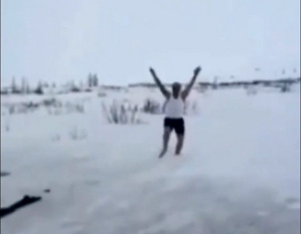 Прыгать сугробы. Прыгать в сугроб. Человек прыгает в снег. Головой в сугроб. Мужики прыгают в снег.