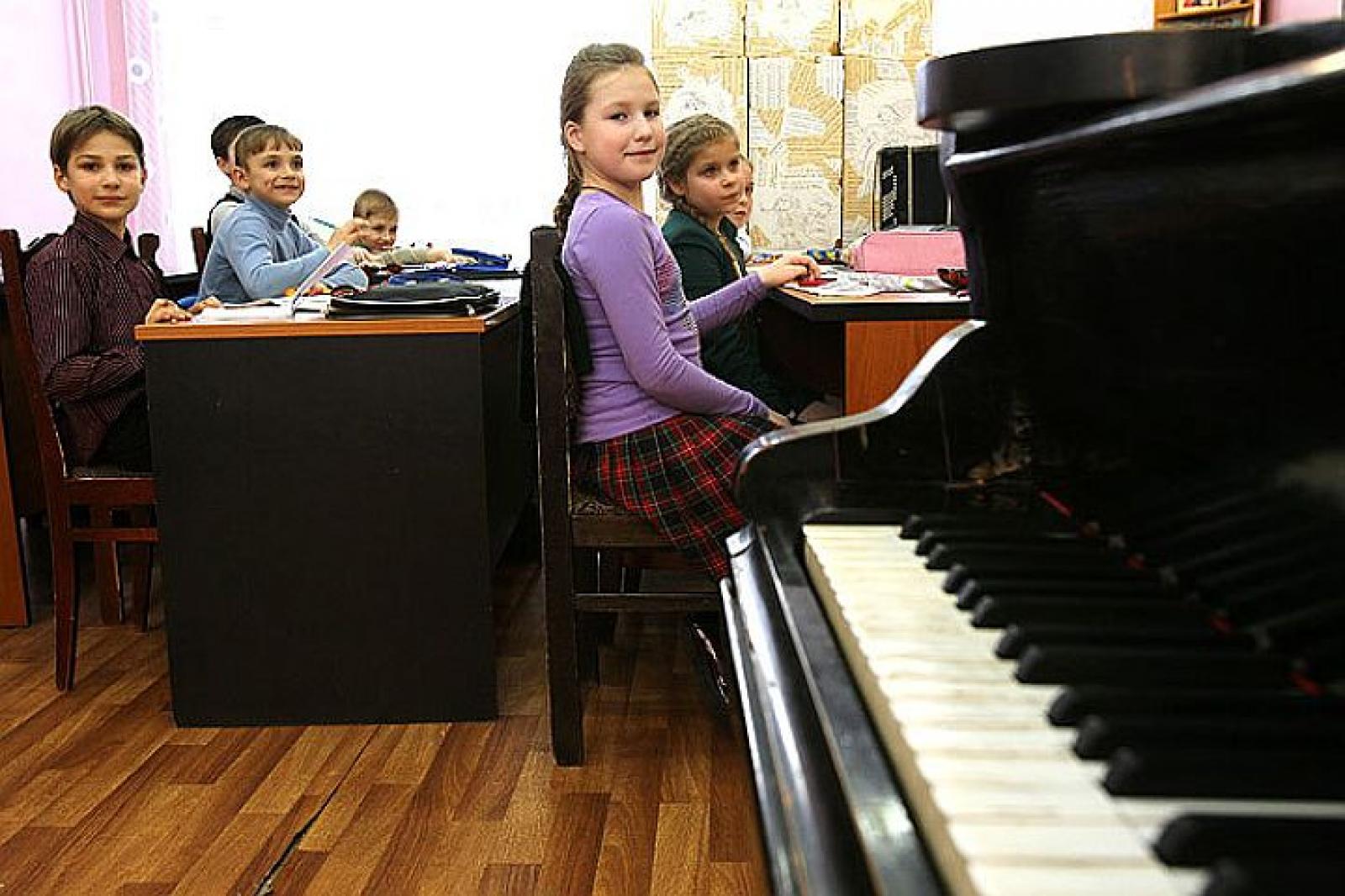 Урок музыки первый класс. Ученики музыкальной школы. Занятие в музыкальной школе. Дети в музыкальной школе. Урок пения в школе.