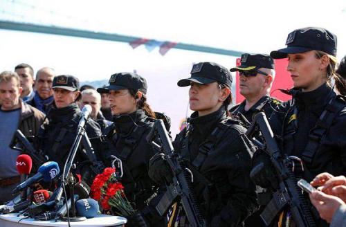«Суровый автомат для нежных рук»: Новое оружие женского спецназа Турции обсуждают в сети - «Новости»