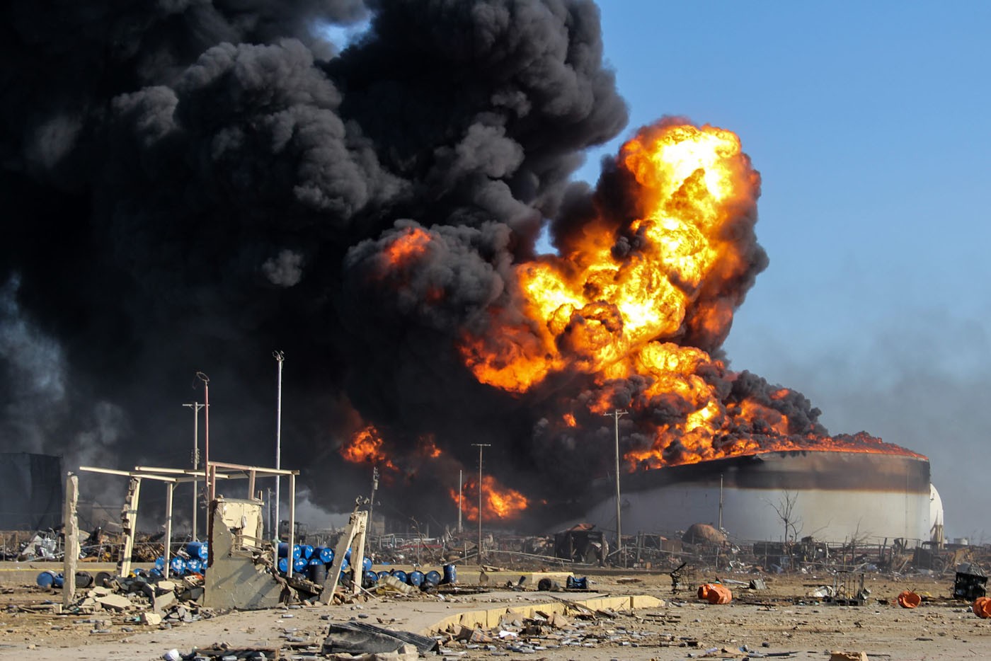 Нападение на нефтеперерабатывающие заводы. Атака дронов на НПЗ Саудовской Аравии. Нефтеперерабатывающий завод в Саудовской Аравии. Атака на нефтезаводы в Саудовской Аравии. Саудовская Аравия взрыв нефтехранилища.