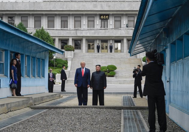 Впервые в истории: Трамп пересек демилитаризованную зону и побывал в Северной Корее. ФОТО - «Новости»