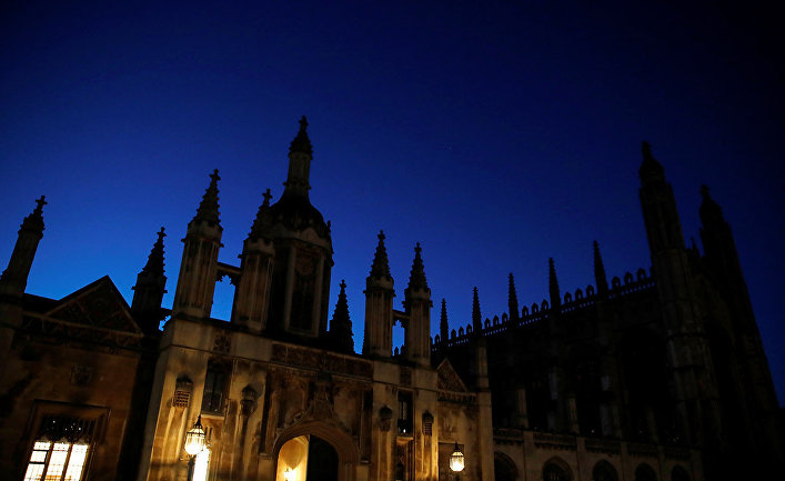 The Daily Mail (Великобритания): тоже мне храм наук! В битве за «лучшую задницу» дерзкие студенты Кембриджа обнажаются на крышах домов, на улицах и даже в библиотеке - «Общество»