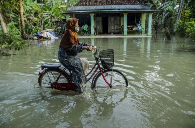 Трое индонезийцев погибли при наводнениях, пострадали десятки тысяч