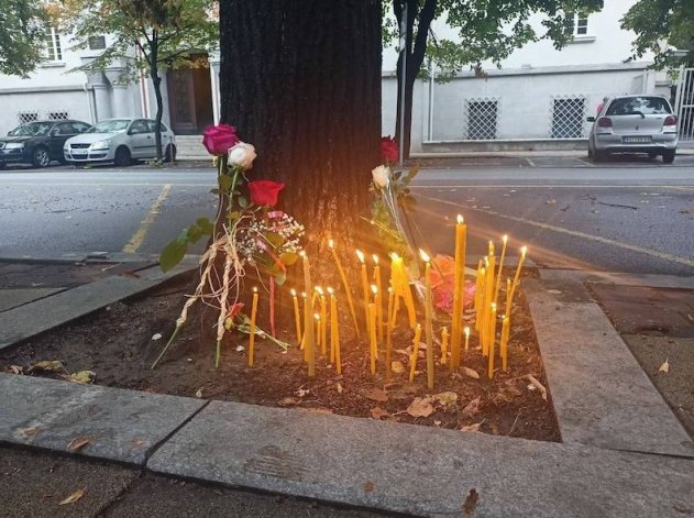 Cербы несут цветы к российскому Посольству в память о погибшей Дарье Дугиной - «Новости Дня»