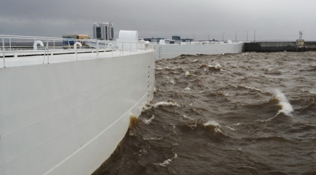 В Санкт-Петербурге в связи с опасностью наводнения закрыли комплекс защитных сооружений