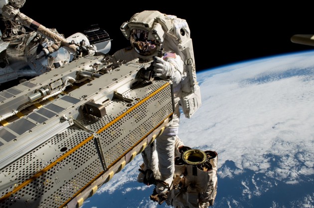 Астронавты потеряли сумку с инструментами в открытом космосе