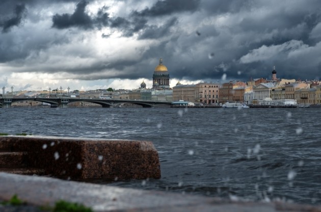 Майская лихорадка: Петербург променял +30 на куртки  